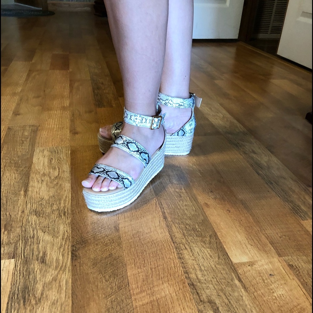 Cute print shoes!  Nice comfy wedge size